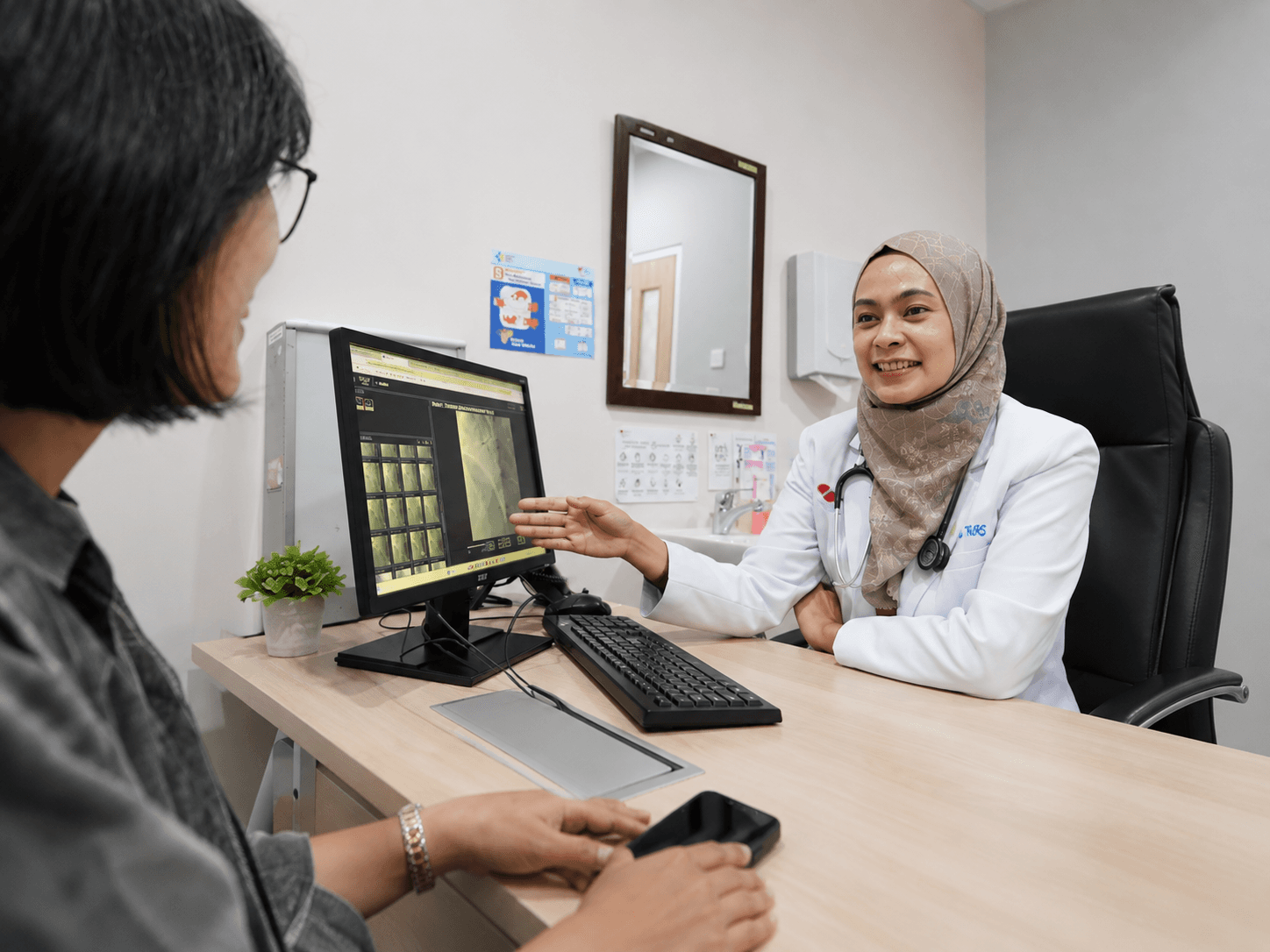 Pasien berkonsultasi dengan dokter RS Jantung dan Pembuluh Darah