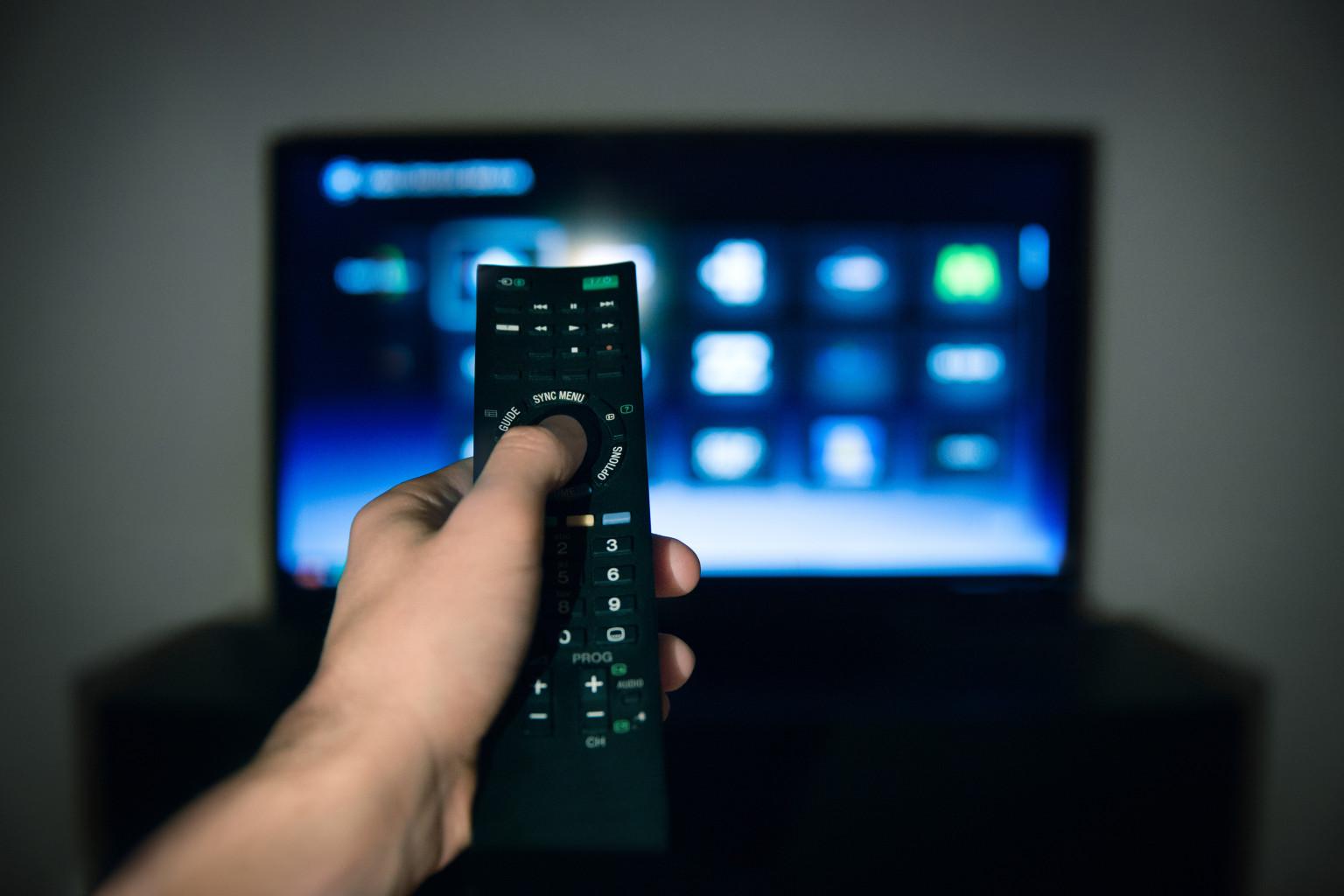 Bahaya Menonton TV Terlalu Lama dan Kaitannya dengan Penggumpalan Darah